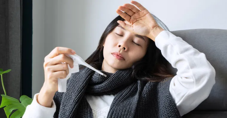發燒了蓋棉被、猛出汗能好更快？錯！「一現象」才是退燒前兆