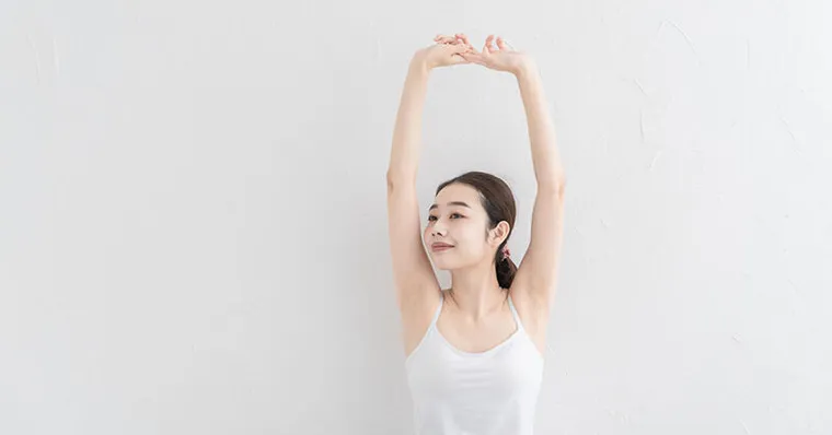 稍微駝背沒關係？醫教每天「肩臂動作」15秒，鬆開胸背脊椎不崩壞