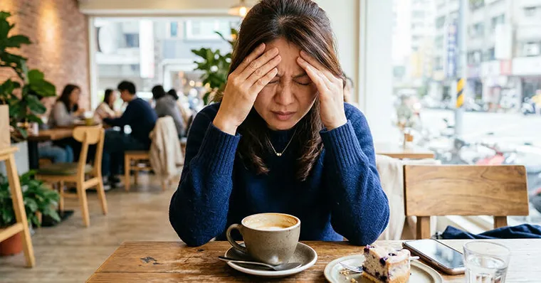 以為是更年期？經期頭痛、畏光竟是1病搞鬼，這4類食物快避開