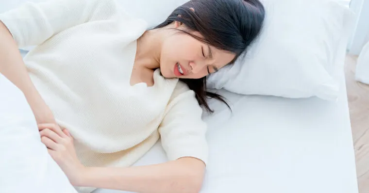 衛生紙沾酒精塞耳朵秒治經痛？醫警告最大風險，改3招安全又有效