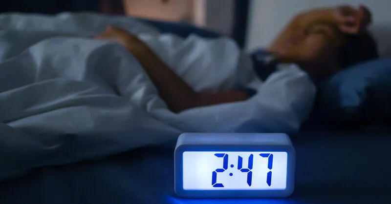 年紀愈大，為什麼愈常半夜醒？醫師解析原因，醒來先做3件事