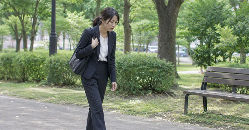 駝背讓視覺年齡老40歲！醫師教「背肌伸展操」找回年輕體態