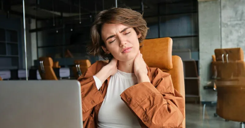 嫉妒引發慢性脖子僵硬！身體心理學家：6種有毒情緒這樣自救