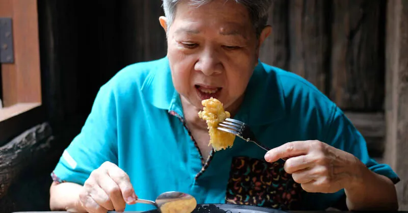 長輩吃飯習慣變了當心失智！神經科醫師點名5種異常飲食警訊