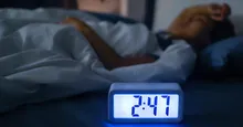 年紀愈大，為什麼愈常半夜醒？醫師解析原因，醒來先做3件事