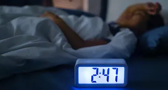 年紀愈大，為什麼愈常半夜醒？醫師解析原因，醒來先做3件事