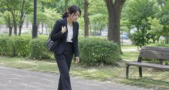 駝背讓視覺年齡老40歲！醫師教「背肌伸展操」找回年輕體態