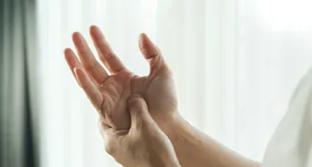 為什麼突然一隻手無力？中醫教自我檢測，排除中風慎防頸椎壓迫