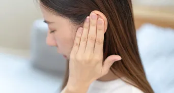 晚上易耳鳴，中醫教古法「鳴天鼓護耳操」3步驟通氣血排耳毒