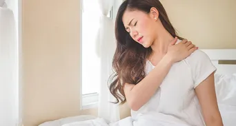 半夜肩痛難翻身？復健醫曝循環差「鈣化性肌腱炎」3招自癒防復發