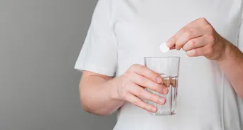 喝發泡錠等於喝鹽水？研究曝「隱形鈉陷阱」高血壓風險多7倍
