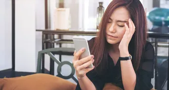 下班滑手機越滑越累？醫揭大腦發炎3警訊，睡再多也補不回來