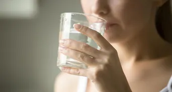 眼睛乾、口乾狂喝水沒用？女性乾燥症風險高10倍，醫曝荷爾蒙是關鍵