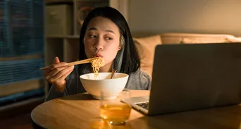 晚餐後還在吃東西？近20萬人研究：脂肪肝風險恐高3成