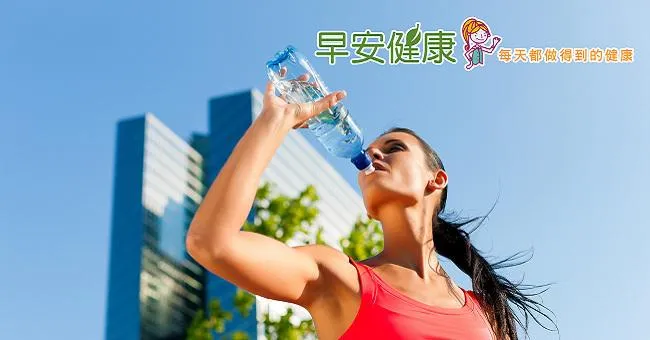 便秘多喝水、吃大量纖維？胃腸科醫師：喝對才有用