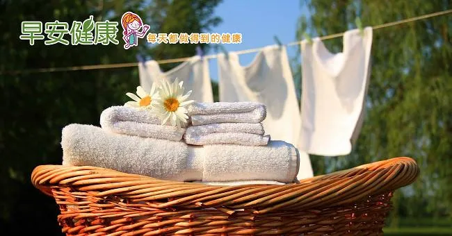 剛洗完的衣服總有黑點點？家事達人教你用漂白劑清洗洗衣機
