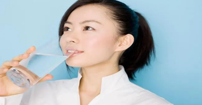 誰說吃甜食心情才會變好？喝水也行