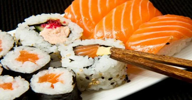飯糰包鮭魚、中餐配水煮蛋，老外族4招聰明吃