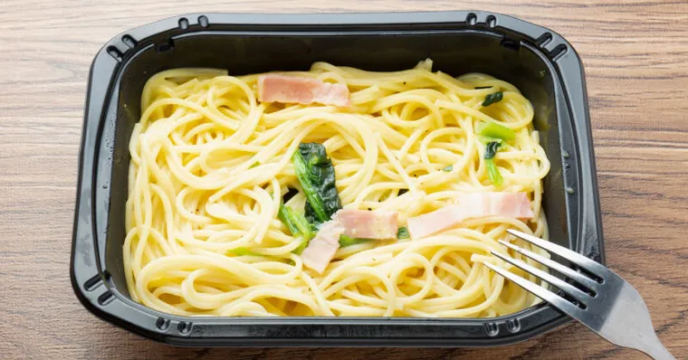 微波食品傷心傷神經？醫揭最毒關鍵，加熱前這一步保命避毒