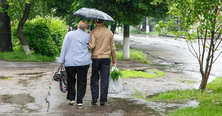 梅雨季出門怕滑倒？9旬教練教在家練出防摔肌，自救雙腿遠離輪椅