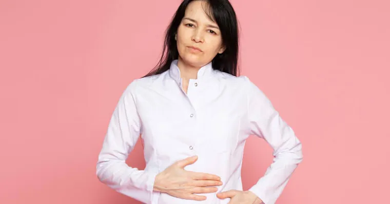 肚子不舒服一直沒改善？醫師：你該掛的可能不是腸胃科