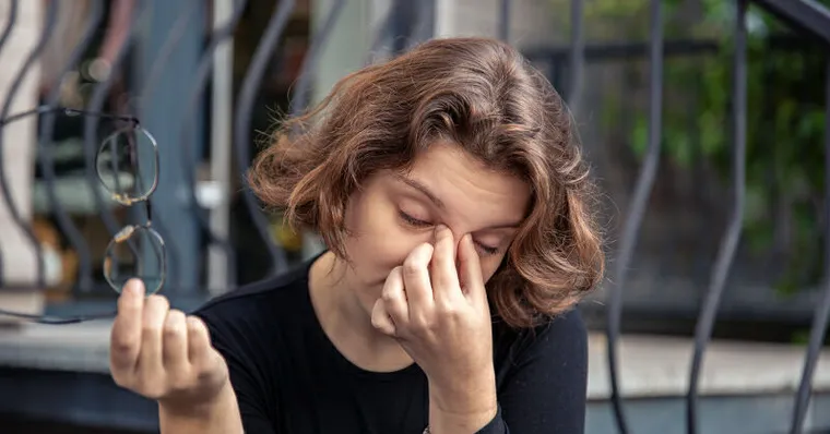 眼前黑點變多還伴隨閃光？當心視網膜裂孔！出現3症狀速就醫
