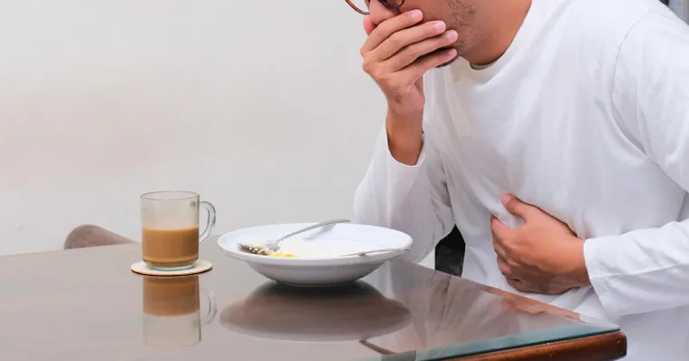 他「吃飯常嗆到」竟肺癌三期！醫點名3異狀別只當胃食道逆流