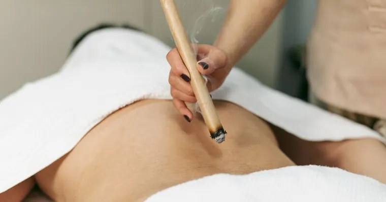 七旬翁半身麻木竟奇蹟好轉？醫曝艾灸2大「長壽穴」像有神醫護佑