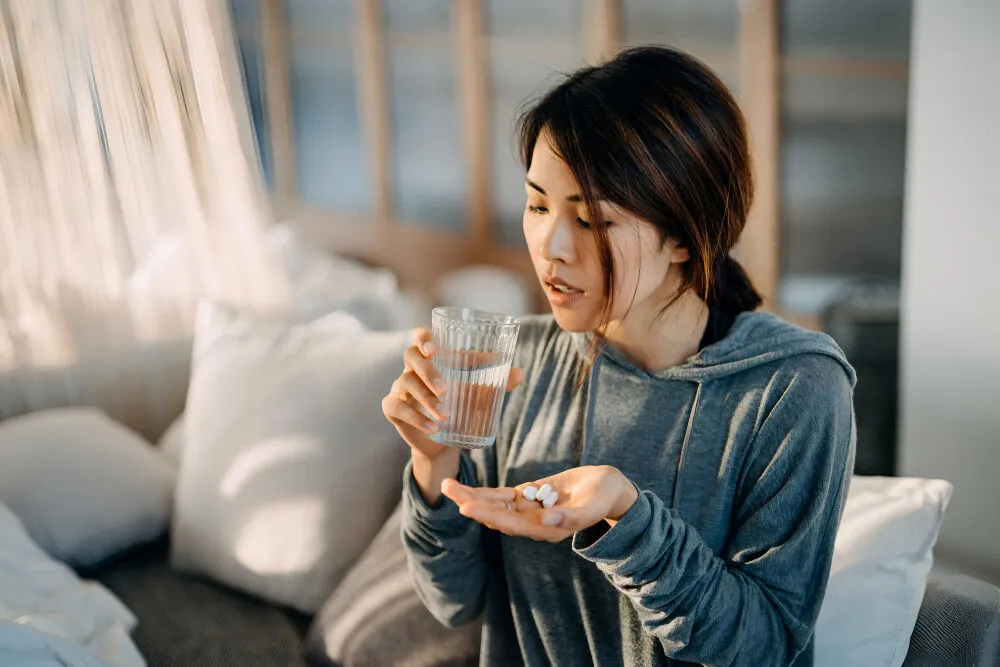 維他命C什麼時候吃？維他命C不論早上吃或晚上吃，都要注意維他命C攝取量，並避免與藥物、咖啡、茶、酒、牛奶同時攝取。