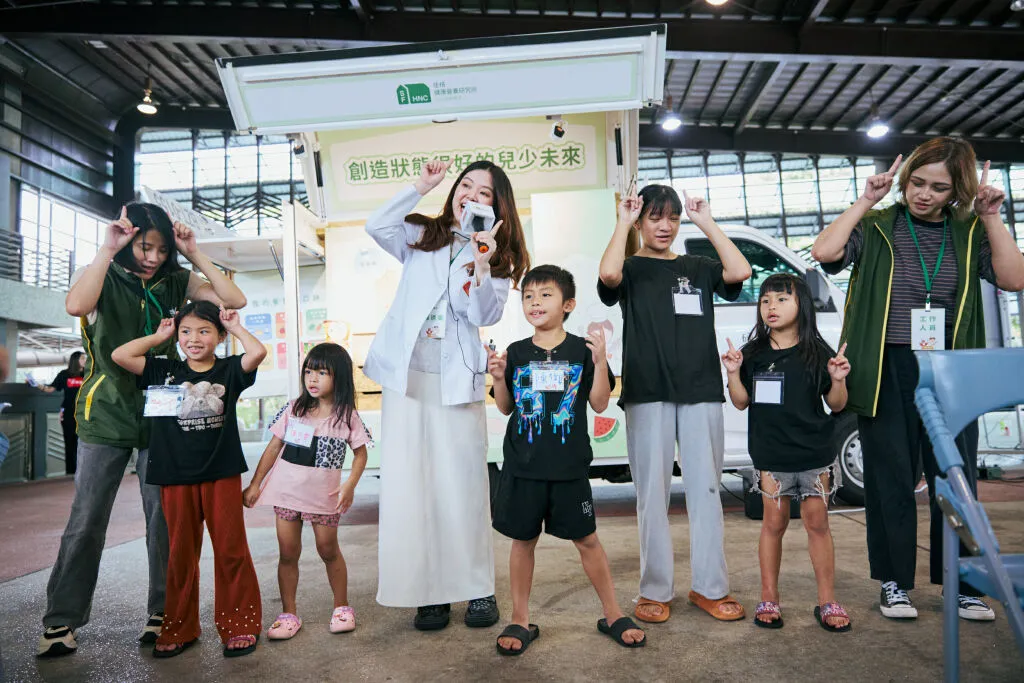 當天活動中，營養師陳琇雯藉由互動遊戲中，帶小朋友認識各種食物的營養素