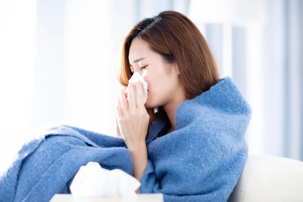 季節交替時感到幾個症狀，像是四肢冰冷、乾咳、過敏反覆、皮膚乾燥發癢、腸胃虛弱，飯後容易脹氣，再加上睡眠品質差，疲憊感加重，因此秋冬是進補最好的時機，不過補得太超過也可能讓身體負擔過重、火氣上升