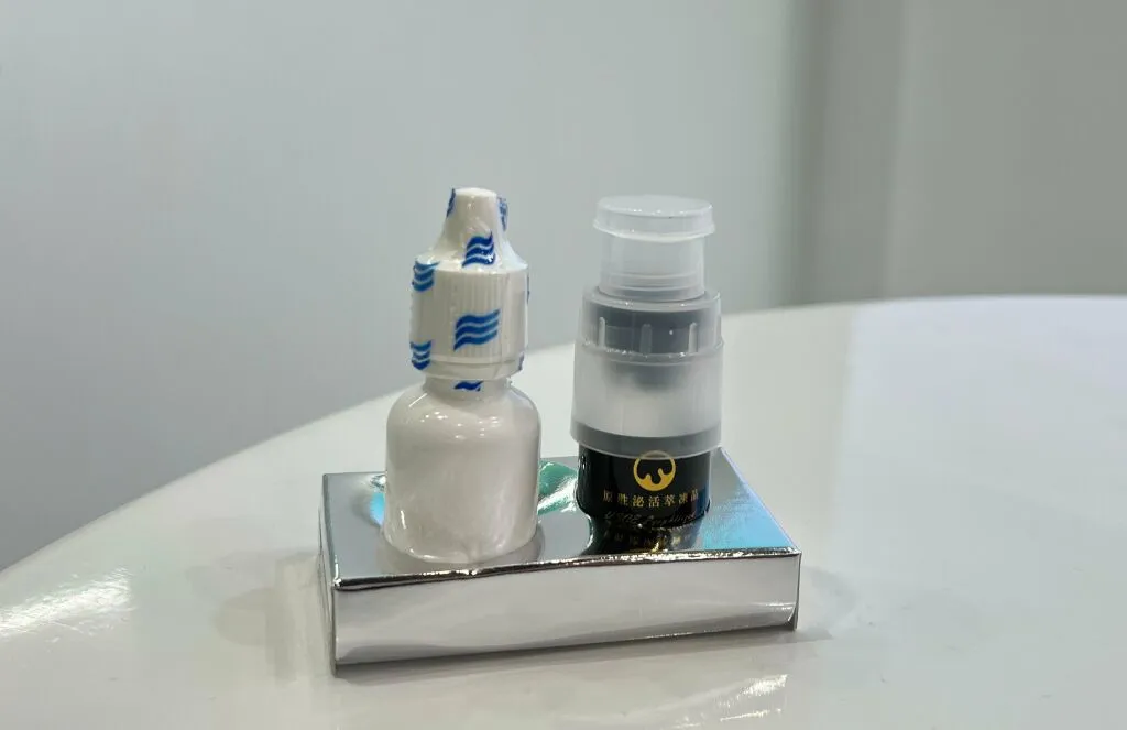 亞家生技於醫科展期間，展示眼周保養凍晶，透過專利瓶蓋秒回溶設計，強調新鮮調配、即溶即用的保養新體驗。（資料來源：亞家生技）