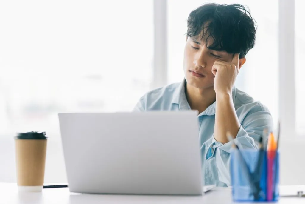 為什麼容易精神斷電？解析現代人的長期精神不佳原因