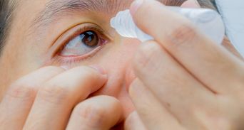 點眼藥水眼睛還是好乾？專家教每天做對「1表情」油脂潤澤雙眼不乾澀