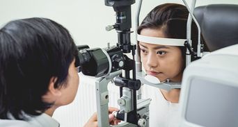 看不清楚以為是老花眼、白內障？「這病變」藏很深，6步精準檢查救視力