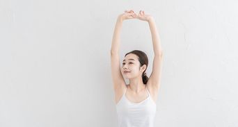 稍微駝背沒關係？醫教每天「肩臂動作」15秒，鬆開胸背脊椎不崩壞