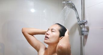 夏天到家馬上沖澡錯了！醫曝4種NG洗澡行為：心臟腸胃都受害