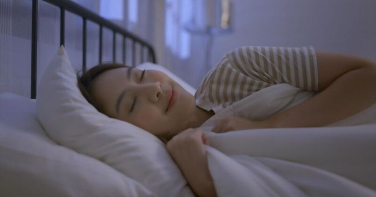 告別失眠！專家提醒「這時間後」別開天花板主燈，4招找回深度睡眠