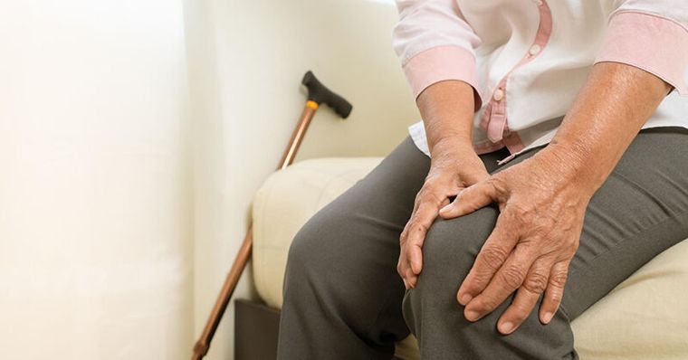 免動刀救回膝蓋軟骨！65歲嬤退化關節炎靠中醫「這3招」甩開拐杖