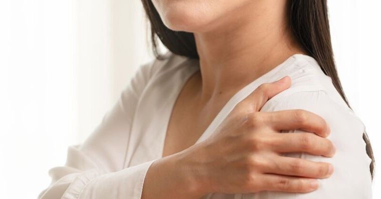 手抬高到一半特別痛？比五十肩更常見的「肩夾擠」3招毛巾操自救