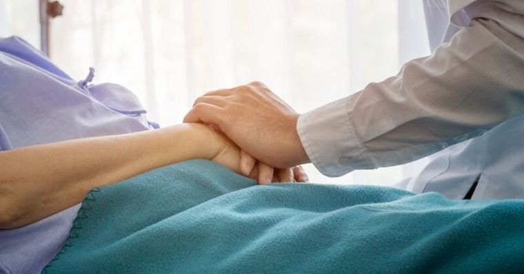 有一種愛叫放手！重症醫開生死會議，成全23歲男淋巴癌末「一心願」