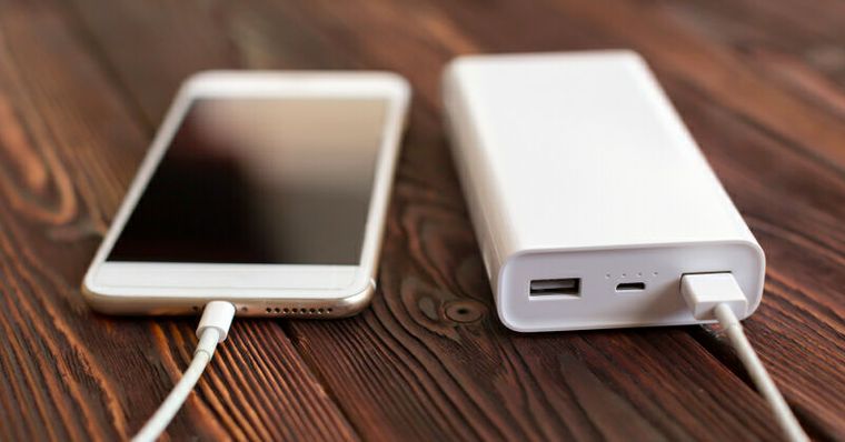 行動電源膨脹怎麼辦？有3大警訊別再用，泡「這水」秒拆炸彈