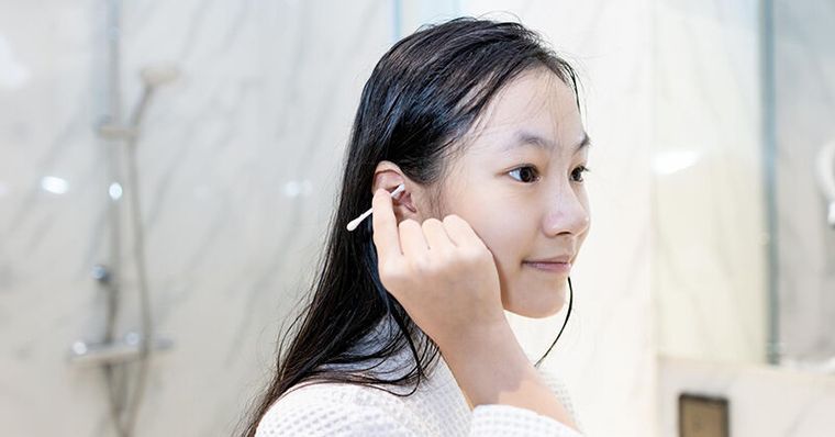 天天挖耳竟會罹癌？醫：反覆刺激像嚼檳榔，改掉這動作防聽損