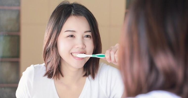 牙齒搖晃、牙縫變大還有救嗎？定期洗牙不夠，醫曝保住真牙必做2件事