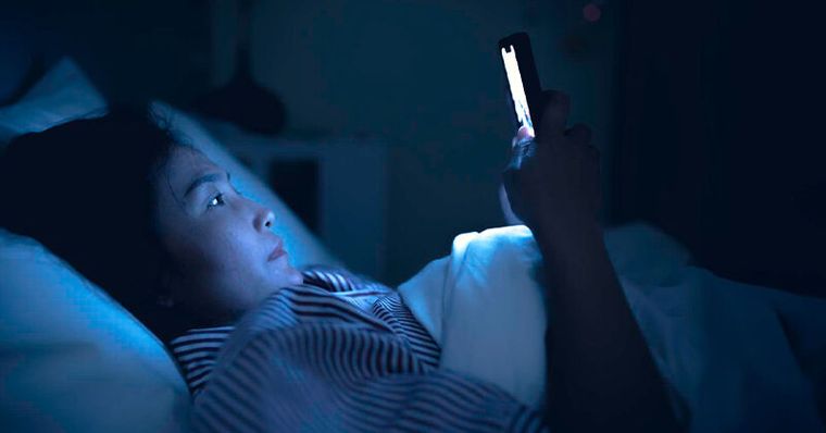 睡前總忍不住滑到半夜？10招與手機斷捨離不再掉入多巴胺陷阱