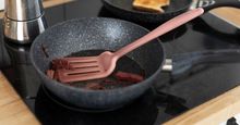 不沾鍋刮痕多長該換？避開「5種NG行為」防致癌吃毒素