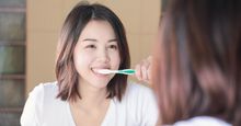 牙齒搖晃、牙縫變大還有救嗎？定期洗牙不夠，醫曝保住真牙必做2件事
