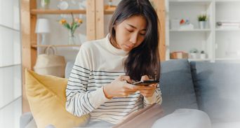 你想不到的超齡風險？營養師：工作、生活3C不離手，你的「晶亮年齡」恐已拉警報！