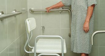 長輩跌倒最怕二次骨折！家中「這一處」最危險，防跌5招保平安