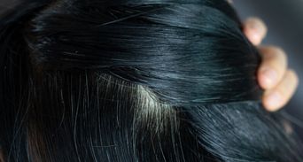 白頭髮真的能黑回來！5招遠離白髮「超簡單運動」逆轉少年白